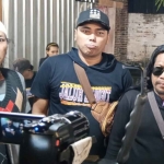 Mega Bagus Saputra (tengah) memberikan keterangan pers usai ikut deklarasi menangkan bumbung kosong. Foto: Ist