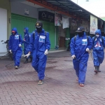 Gabungan dua satgas Demokrat Pusat dan Kabupaten saat menggelar Baksos di Trenggalek. foto: HERMAN/ BANGSAONLINE