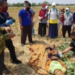 Jenazah korban sedang diperiksa petugas.