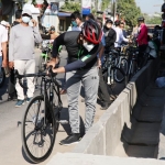 SIDAK JALAN: Bupati Muhdlor sidak betonisasi Jalan Buncitan Sedati, Minggu (29/8/2021). foto: istimewa