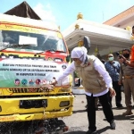 Gubernur Jawa Timur Khofifah Indar Parawansa saat memberangkatkan bantuan sembako di Gedung Negara Grahadi Surabaya, Senin (27/4/2020). foto: IST./ BANGSAONLINE.com