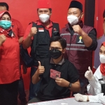 Bupati Gus Yani bersama Bendahara PDIP Gresik, Ir. Hj. Siti Muafiyah bersama pengurus saat menghadiri vaksinasi di kantor DPC PDIP Gresik. foto: SYUHUD/ BANGSAONLINE