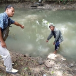 Petugas menunjukkan lokasi korban ditemukan.