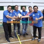 Bupati Gresik, Fandi Akhmad Yani, bersama Wakapolda Jatim, Brigjen Pol Slamet Hadi Supraptoyo, dan Dirut PT Petrokimia Gresik, Dwi Satriyo Annurogo, saat pembukaan Kejurprov bola voli. Foto: SYUHUD/BANGSAONLINE