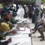 Para pelanggar sedang antre tes swab di lokasi razia prokes.