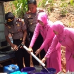 Kapolres Pacitan AKBP Sugandi saat melakukan baksos.