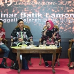 Ketua Dekranasda Lamongan, Mahdzumah Fedeli saat menyampaikan materi dalam seminar batik.