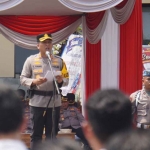 Kapolresta Sidoarjo, AKBP Christian Tobing, saat memimpin apel gelar Operasi Lilin Semeru 2023.