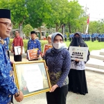 Wakil Bupati Probolinggo, Ahmad Timbul Prihanjoko, saat menerima penghargaan dari BPJS Kesehatan.