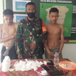 Personel Babinsa dari Koramil Batu saat mengamankan dua pengedar narkoba di salah satu vila di Songgoriti, Kota Batu.