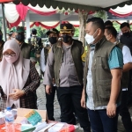 
Bupati Gus Yani bersama pejabat Forkopimda sidak TPS dalam Pilkades serentak di 47 desa. foto: SYUHUD/BANGSAONLINE.com