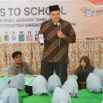 Makmun, Divisi SDM & Parmas KPU Gresik saat sosialisasi Pemilu di Ponpes Mambaus Sholihin, Desa Suci, Manyar. foto: SYUHUD/ BANGSAONLINE