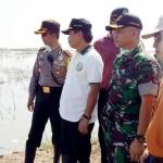 BLUSUKAN: Wabup Sidoarjo H Nur Ahmad Syaifuddin saat memantau Tanggul Jebol titik 67 di Desa Gempolsari, Tanggulangin Sidoarjo, Minggu (3/7). foto istimewa