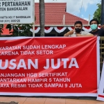 LSM Lembaga Parlemen Reformasi (Lempar) Bangkalan melakukan aksi demo di depan Kantor Badan Pertahanan Nasional (BPN) Bangkalan, Rabu (4/8/2021).