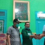 Penyerahan secara simbolik kompensasi Rp 90 untuk dibagikan kepada 38 caleg tak jadi di Kantor DPC PKB Lamongan. foto: nurqomar/ bangsaonline.com 