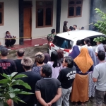 Warga sekitar Gang Kramat, Kecamatan Prigen, saat menyaksikan rekonstruksi dan evakuasi jenazah korban pembunuhan.