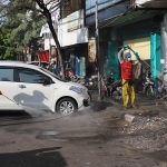 Penyemprotan disinfektan dilakukan di berbagai titik Kota Pahlawan.