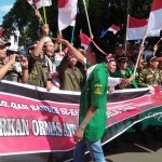 Massa saat aksi di area monument ringin contong Kabupaten Jombang, Jumat (28/7/2017).
foto: ROMZA/ BANGSAONLINE