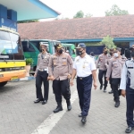 Kapolres Mojokerto AKBP Apip Ginanjar didampingi para pejabat utama dari instansi terkait saat melakukan pengecekan Terminal Kertajaya, Selasa (21/12/21).