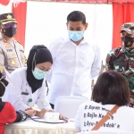 Wali Kota Kediri Abdullah Abu Bakar didampingi Dandim 0809 Letkol Inf Ruly Eko Suryawan dan Kapolres AKBP Wahyudi saat meninjau pelaksanaan vaksinasi massal di Rumah Sakit milik TNI Angkatan Darat (DKT). foto: ist.