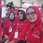 Bendahara DPC PDIP Gresik, Siti Muafiyah, saat mengikuti konsolidasi akbar. Foto: Ist