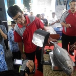 JUMBO: Bandeng kawak ditimbang saat Lomba Bandeng Kawak Tradisional, di Kantor DKP Sidoarjo, Rabu (14/12). foto: mustain/ bangsaonline