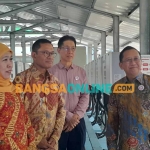 Gubernur Khofifah dan Presdir PT Pabrik Kertas Tjiwi Kimia Tbk, Suhendra Wiriadinata (nomer dua dari kanan) saat peresmian PLTS Atap 9,8 MWp. Foto: MUSTAIN/BANGSAONLINE
