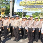 Kapolres Kediri Kota AKBP Teddy Chandra saat menginspeksi pasukan. Foto: Ist. 