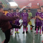 Wali Kota Kediri Abdullah Abu Bakar mencoba menendang bola disaksikan oleh para pemain. Foto: Ist.