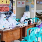 Petugas Posko Covid Desa Giripurno Kecamatan Bumiaji Kota Batu sedang berjaga.