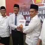 Suhandoyo saat mengembalikan formulir ke DPC Partai Gerindra.