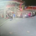 Tangkapan layar rekaman CCTV Korban saat dianiaya oleh pelaku di SPBU Jalan Pahlawan, Magersari, Sidoarjo