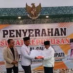 Ketua DPD PKS Situbondo saat menyerahkan SK kepada Karna Suswandi selaku bakal calon bupati.