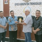 Komisi D DPRD Kabupaten Madiun memberikan cenderamata saat kunker ke gedung DPRD Trenggalek.