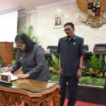 Pj Wali Kota Kediri, Zanariah, saat melakukan penandatanganan berita acara atas persetujuan 2 Raperda yang disaksikan oleh Ketua DPRD Kota Kediri, Gus Sunoto, dan salah satu wakilnya, Firdaus. Foto: Ist