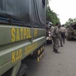 SIAGA: Personel Satpol PP Pemkab Sidoarjo saat berjaga di beberapa titik di Perum Taman Pinang Sidoarjo, Kamis (9/6) sore tadi. foto: MUSTAIN/ BANGSAONLINE