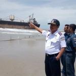 Kepala Kantor UPP Brondong, Ferry Agus Satrio, saat meninjau lokasi.