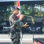 Irjen Toni Harmanto saat mengukuhkan Batalyon D Satbrimob Polda Jatim di Pamekasan.