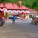 Rumah Dinas Wali Kota Blitar dijaga petugas Satpol PP saat digeledah KPK, beberapa waktu lalu.