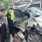 Kondsi mobil Toyota Innova usai dihajar truk tronton.