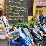 Kapolres Blitar Kota, AKBP Argowiyono, saat menunjukkan barang bukti kepada awak media.