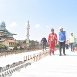 Wali Kota Kediri Abdullah Abu Bakar saat meninjau Jembatan Bandar Ngalim. Foto: Ist. 