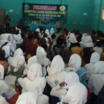 Puluhan siswa saat mengikuti kegiatan KSM di Gedung  MTSN I Tarate. foto: BANGSAONLINE