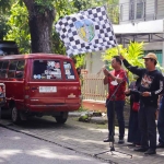 Plt Sekdakab Kediri, Adi Suwignyo, saat memberangkatkan bantuan untuk korban gempa di Cianjur, Jawa Barat. Foto: Ist