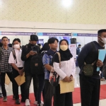 Antrean warga yang hendak melamar pekerjaan di Job Fair Jember 2022.