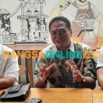 Sugiono Adi Salam (tengah) selaku bakal calon bupati menjelaskan soal mundurnya dari Pilkada Sidoarjo 2024. Foto: MUSTAIN/BANGSAONLINE