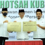 Dirut SIG Donny Arsal (tengah) bersama Direktur SDM dan Umum SIG Agung Wiharto (dua dari kiri) usai menandatangani prasasti peresmian TPQ Mujahadah dan Masjid Mambaul Ulum. Foto: Ist.