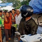 Tersangka saat ditangkap oleh massa di Pasar Larangan, Pamekasan.