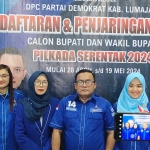 Ketua DPC Demokrat Lumajang, Idris Marzuqi, didampingi jajaran pengurus partai.