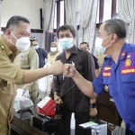 Wali Kota Surabaya Whisnu Sakti Buana berpamitan secara langsung kepada Kepala OPD (Organisasi Perangkat Daerah) dan Camat di lingkup Pemerintah Kota (Pemkot) Surabaya. (foto: ist)